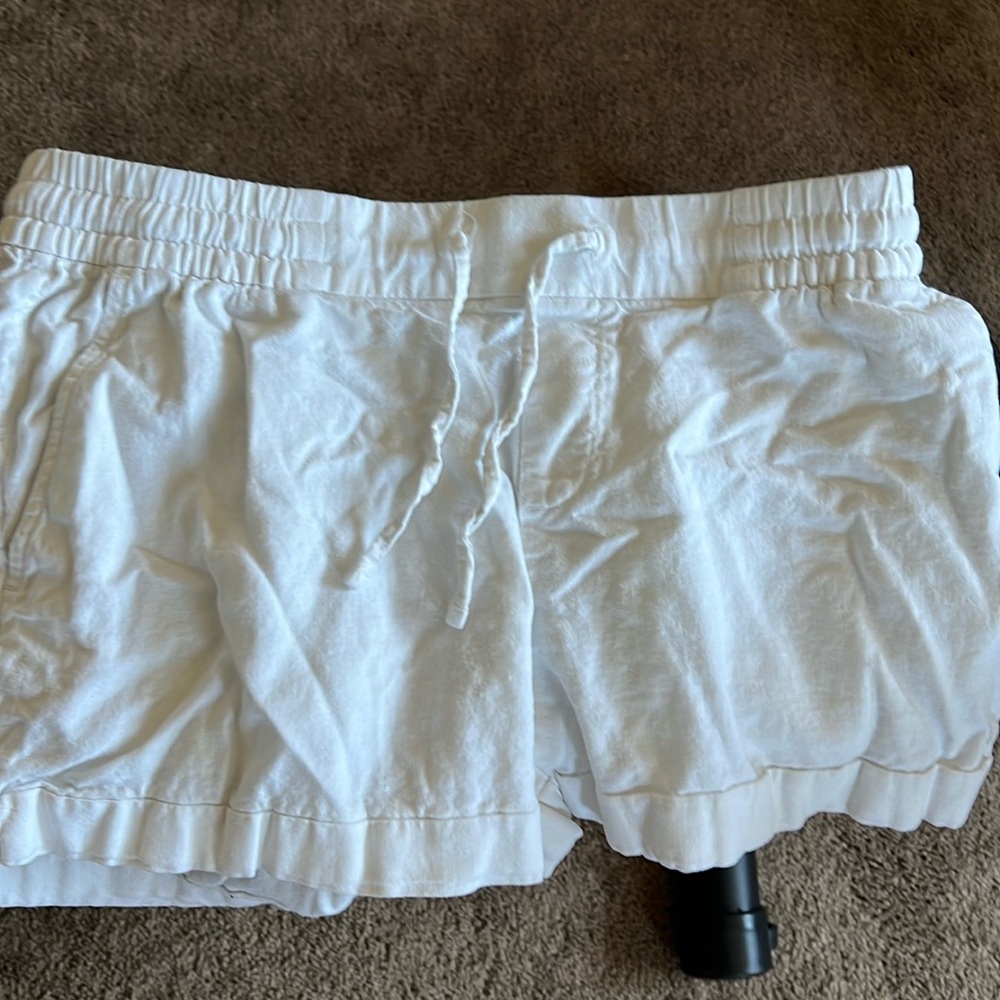 White medium old navy linen short